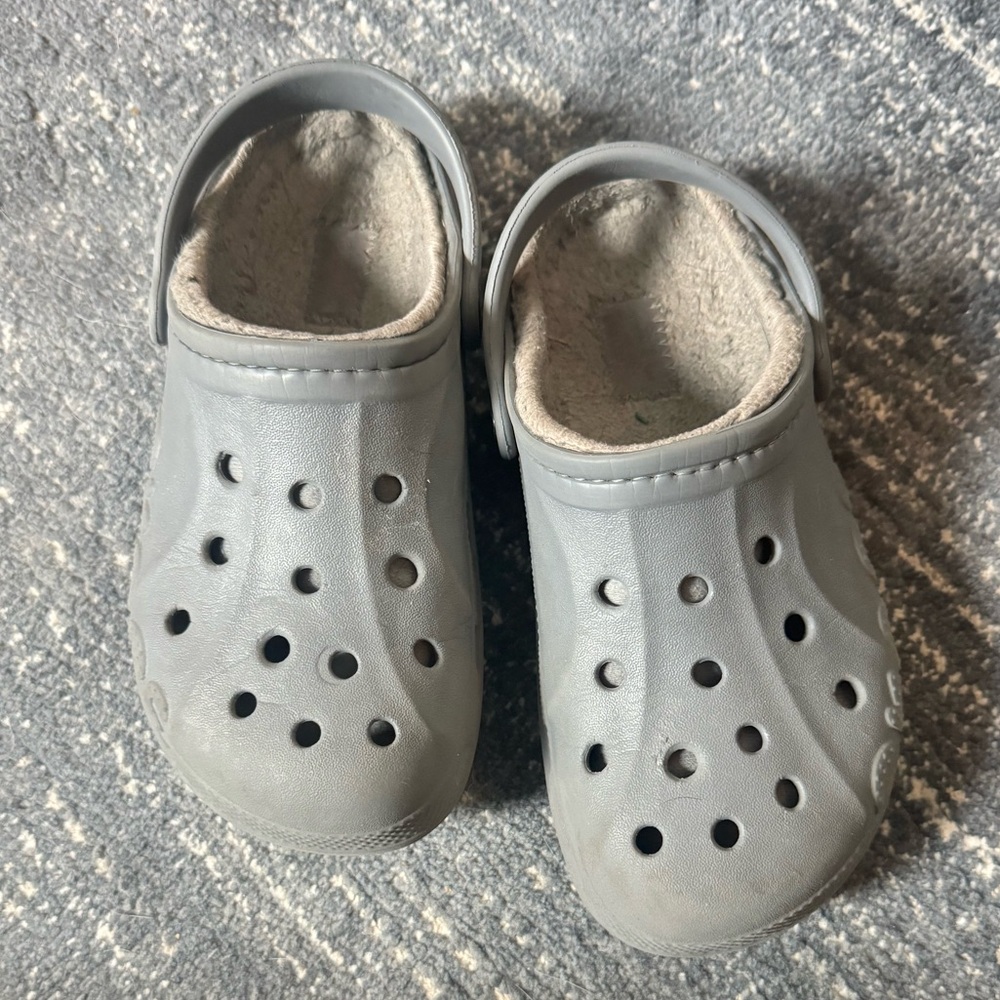 Crocs kids size J1, Grey / Gray Lined Baya Clog